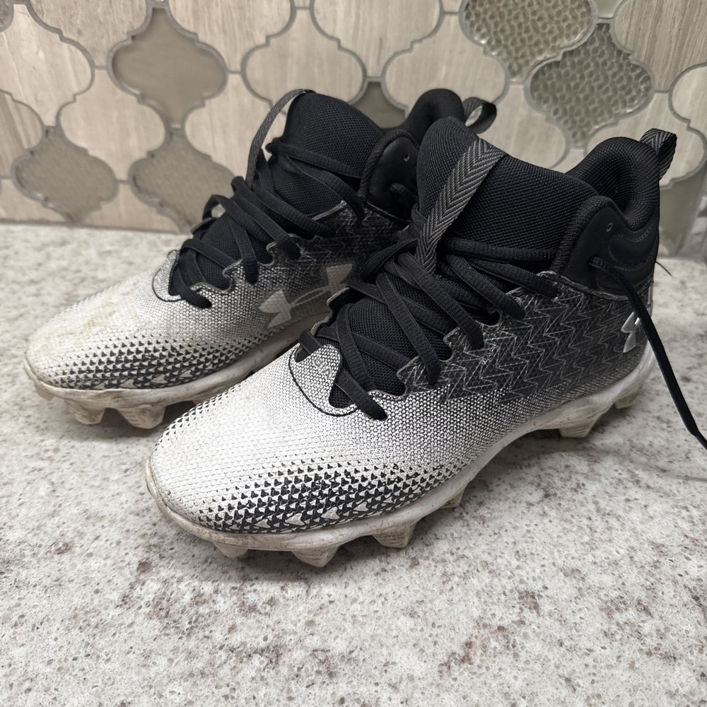 Under Armour Youth Sz 5Y, Boys Spotlight Black And White RM 2.0 Football Cleats